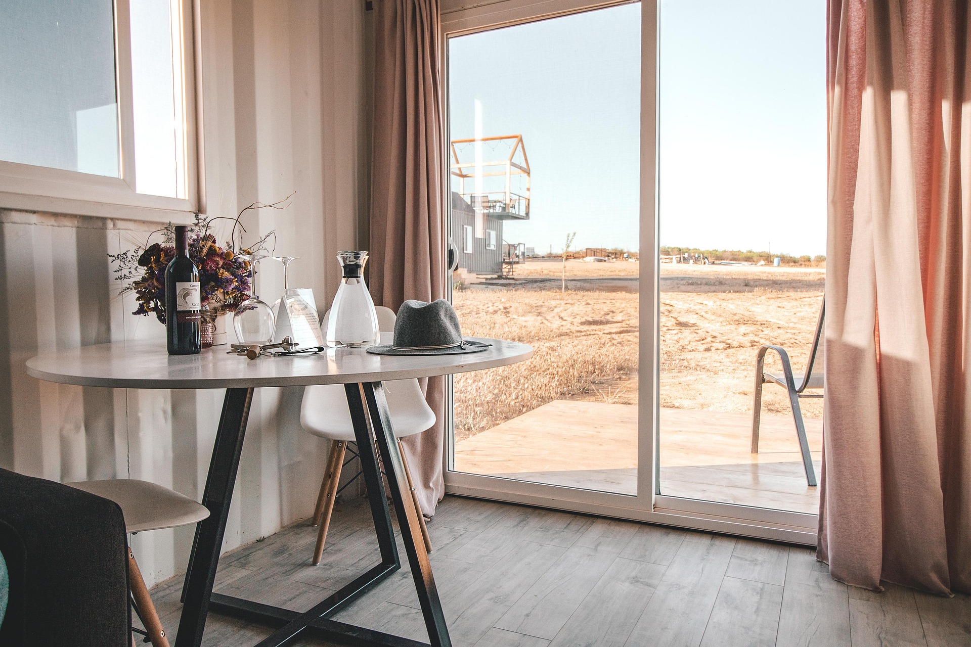 El suelo también cuenta: cómo elegir el pavimento adecuado para un hotel o alojamiento turístico